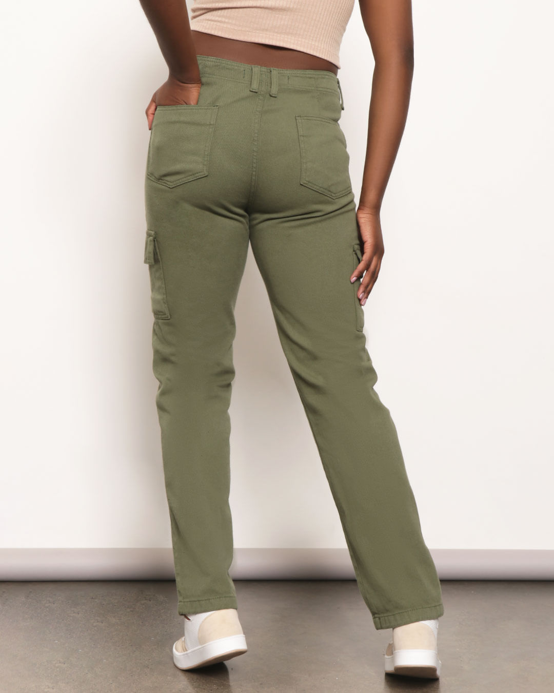 Calça verde cargo feminina com design de bolso, botão de cintura
