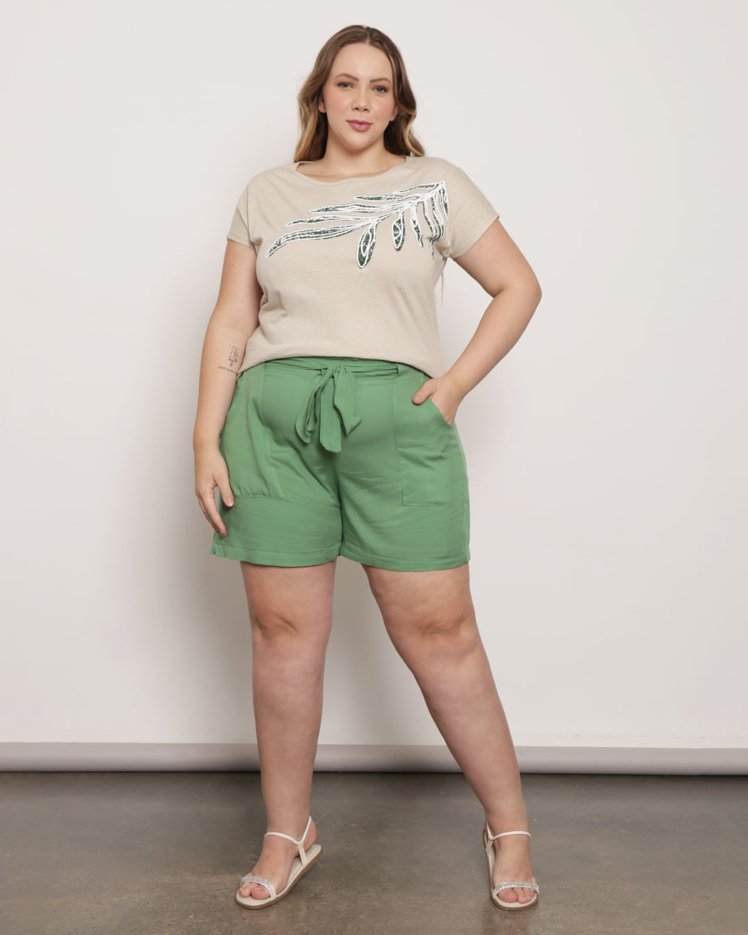Short Plus Size Feminino Com Tira De Amarração Verde