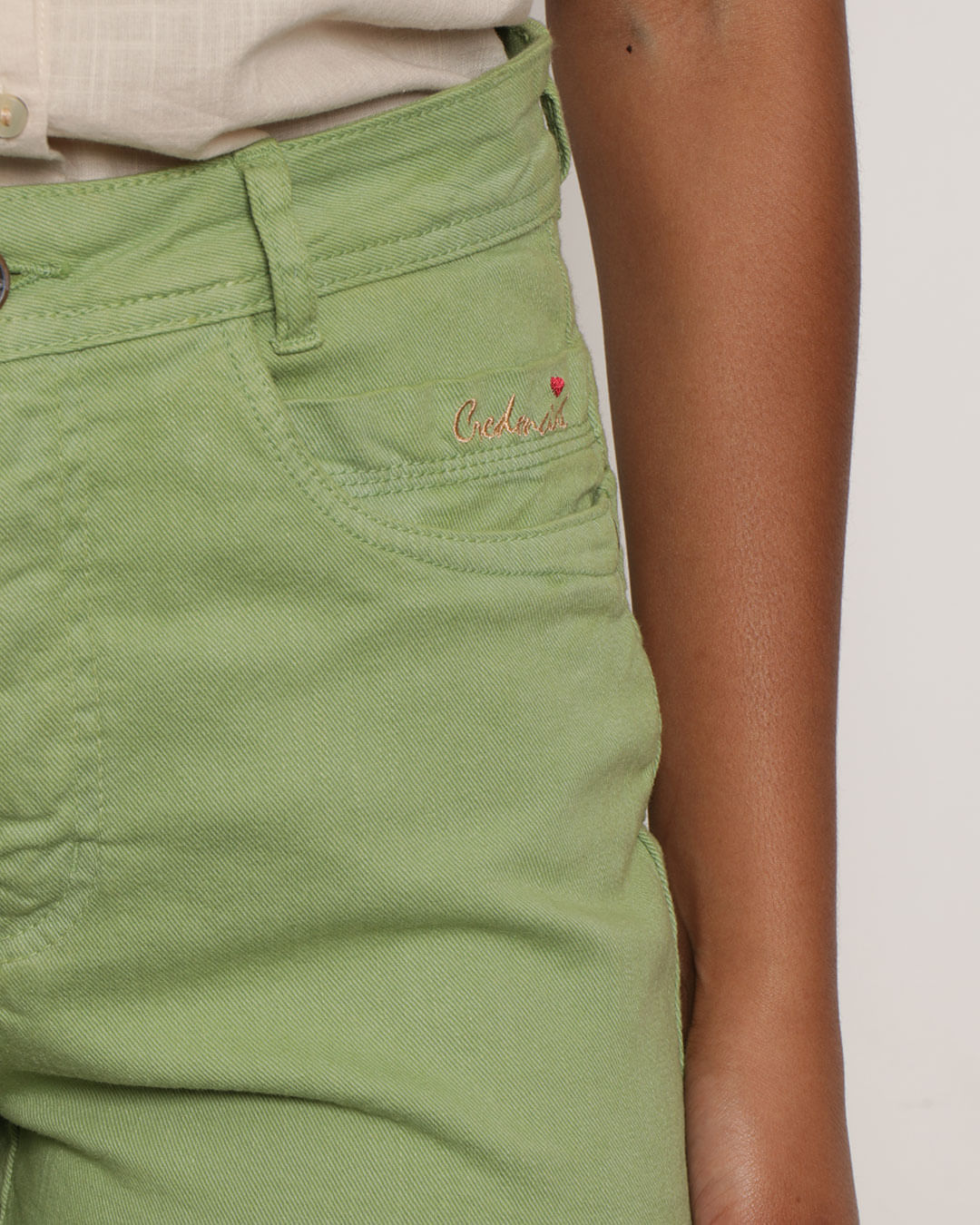 Short Jeans Feminino Barra Desfiada Curto Verde