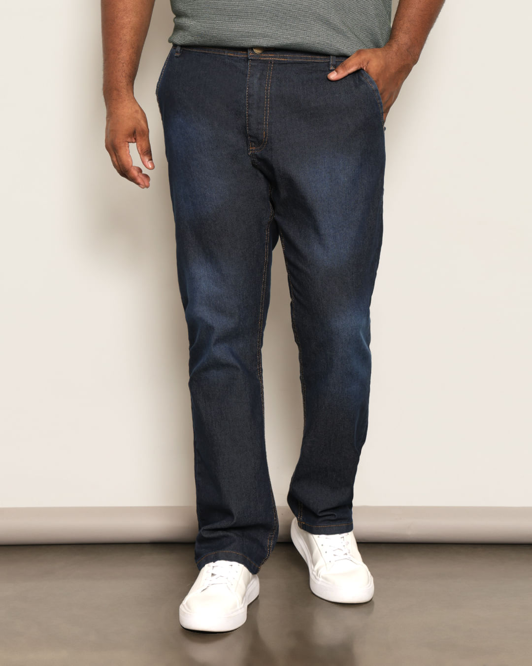 Calça Reta Cintura Alta em Jeans com Bolsos e Puídos Azul