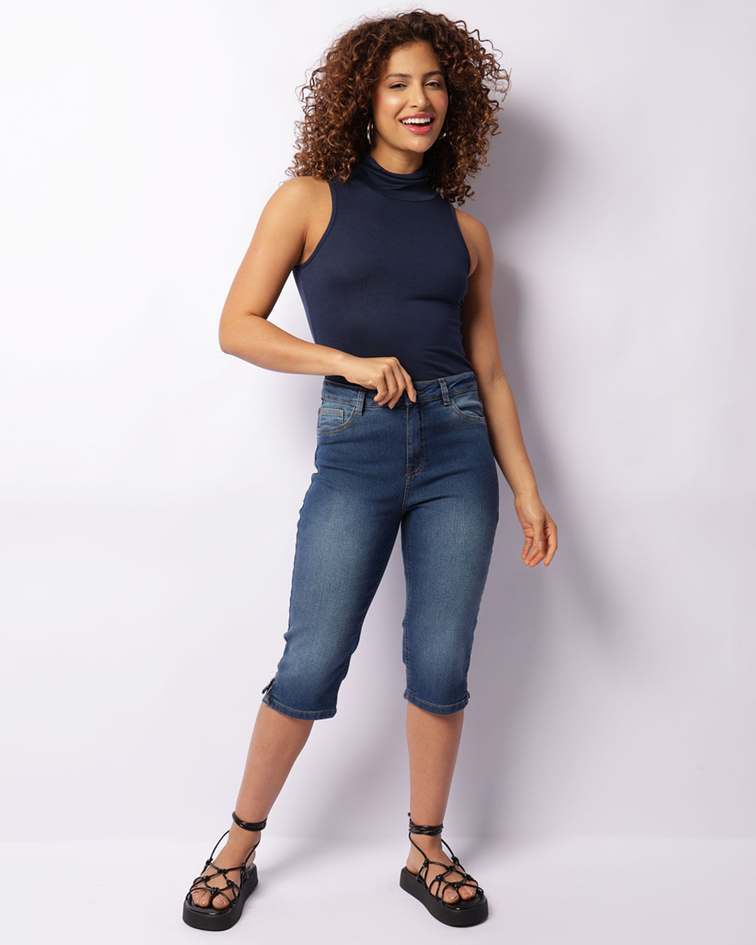 Calça Jeans Feminina Capri Barra Com Fenda Azul