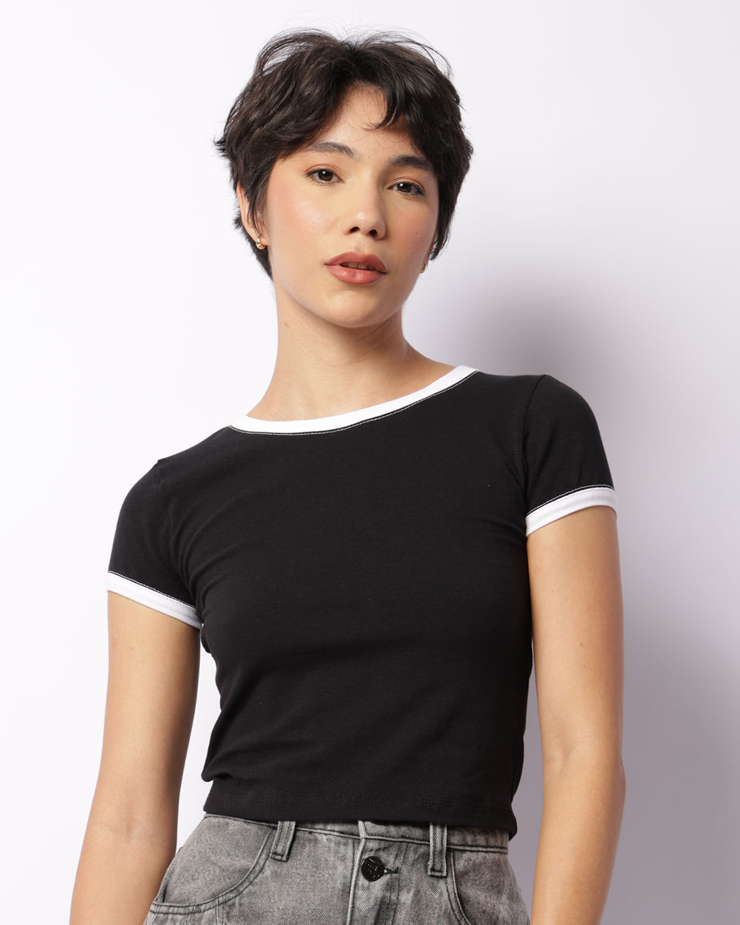 Blusa Feminina Manga Curta Com Recortes Preta