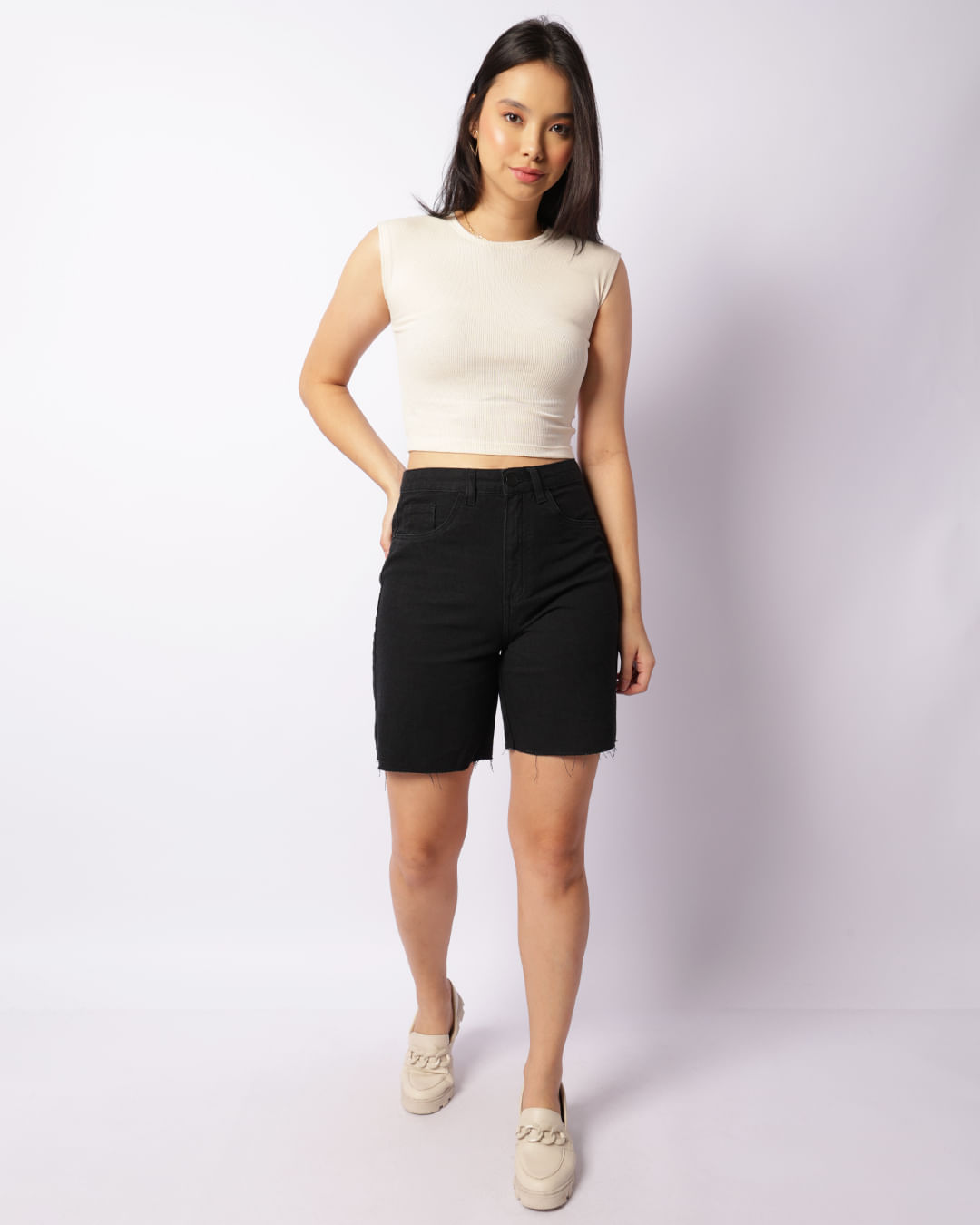 Bermuda Jeans Feminina Curta Barra Desfiada Preta