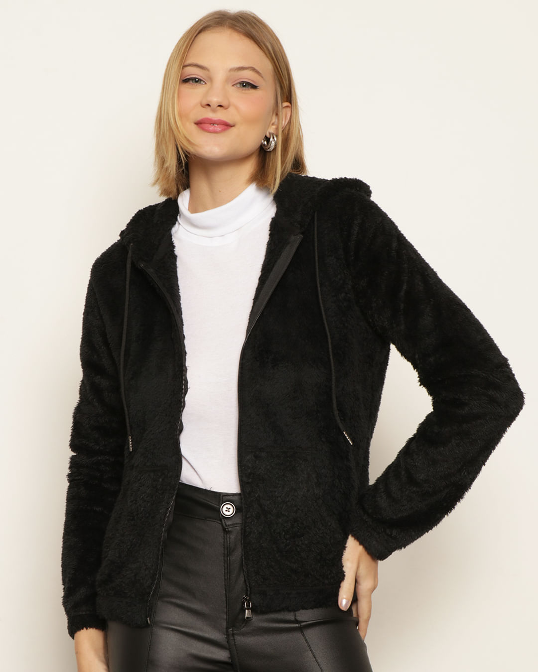 Jaqueta Feminina Pelinho Bolsos Com Capuz Preta