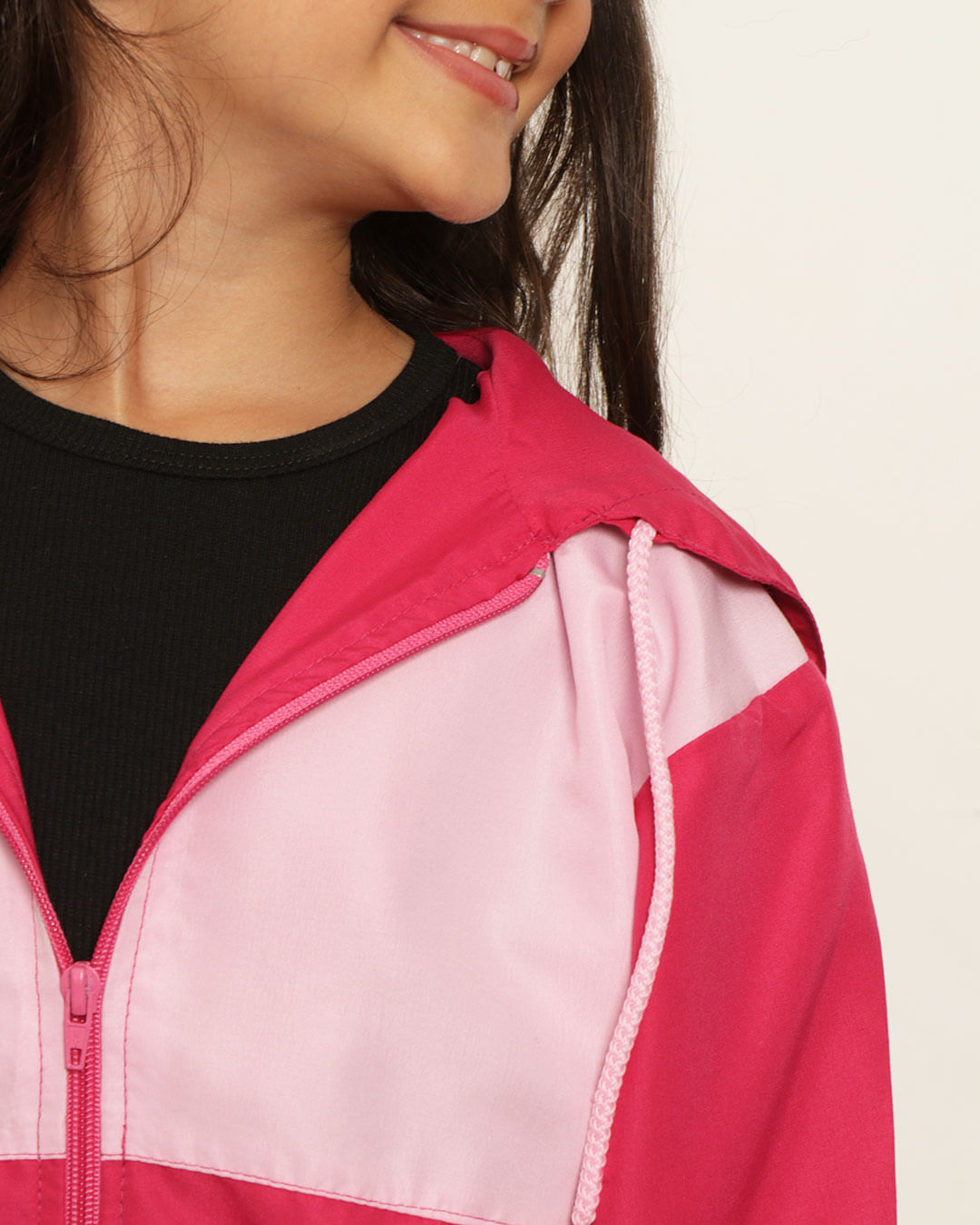 Jaqueta Infantil Corta Vento Com Capuz E Recorte Rosa