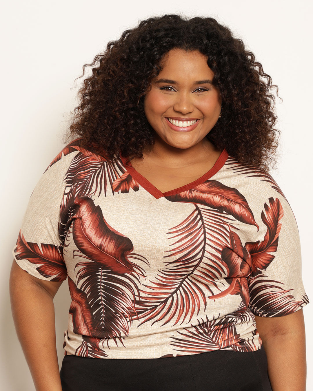 Blusa Plus Size Feminina Estampada Folhagem Manga Curta Terracota