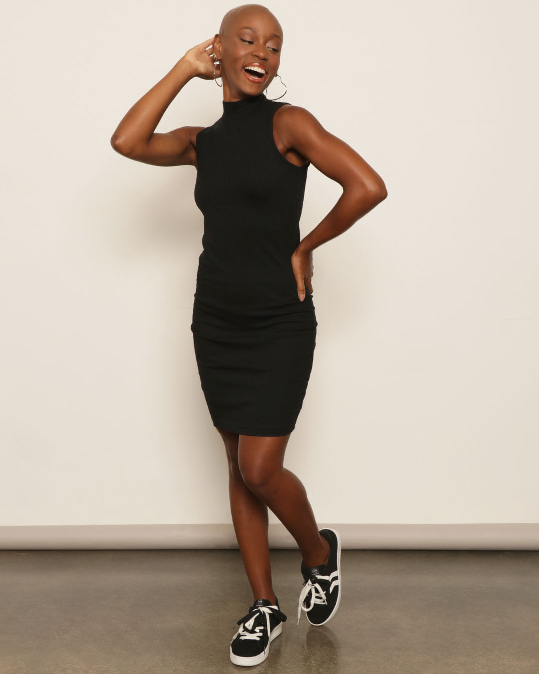 Vestido Feminino Canelado Curto Gola Alta Preto