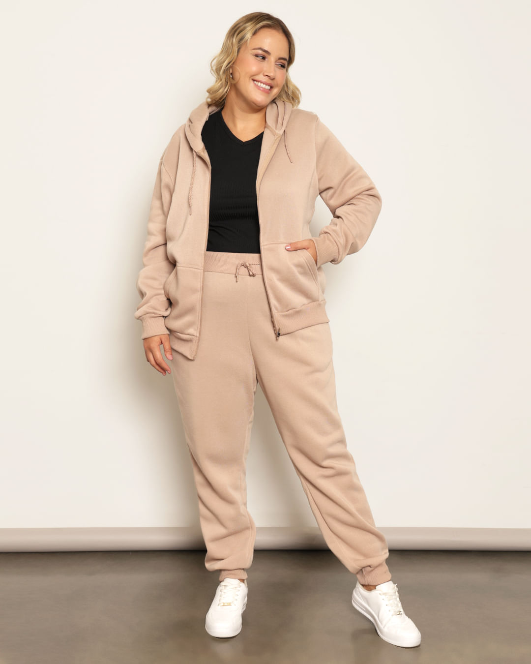 Calça Moletom Plus Size Feminina Peluciada Jogger Com Bolsos Bege