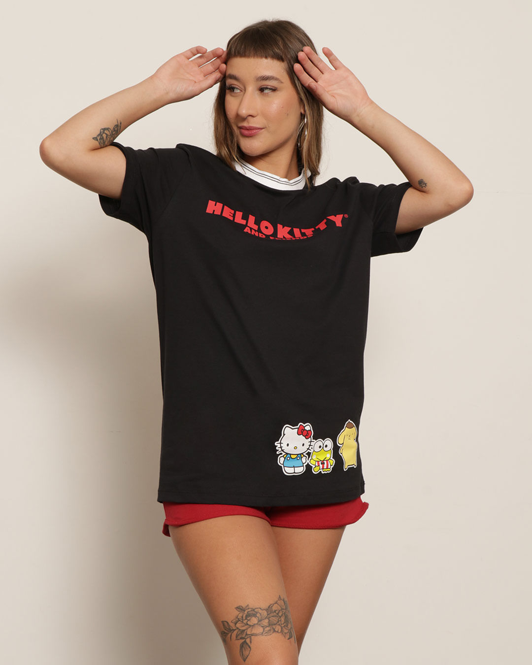 Camiseta Feminina Hello Kitty com Estampa Oversized Preta