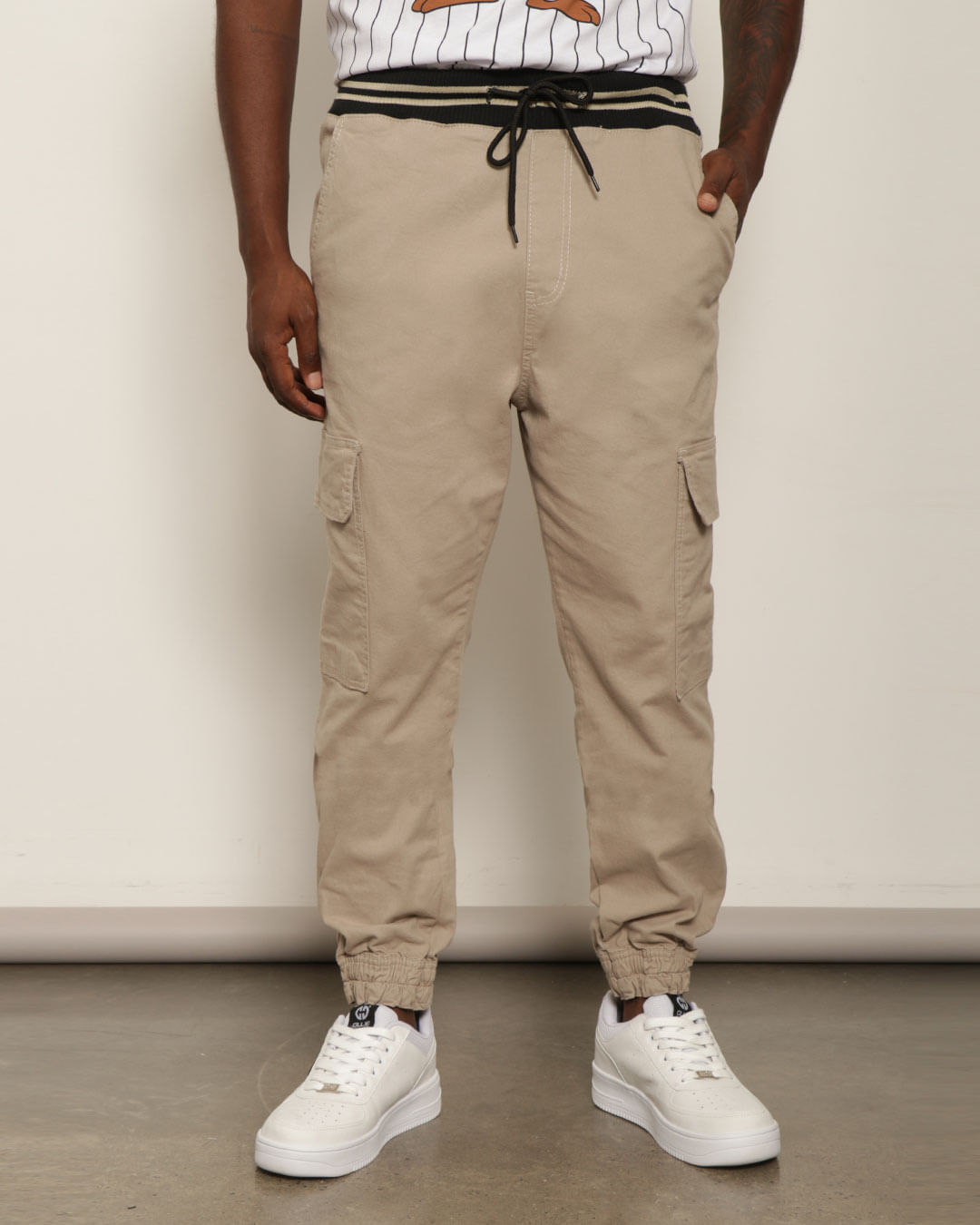 Calça Masculina Sarja Bolso Cargo Jogger Bege