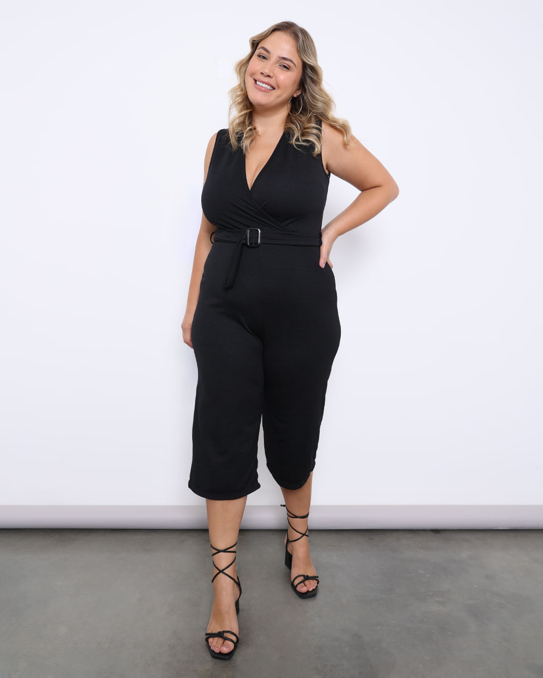 Macacão Plus Size Feminino Regata Pantacourt Cinto Decorativo Preto