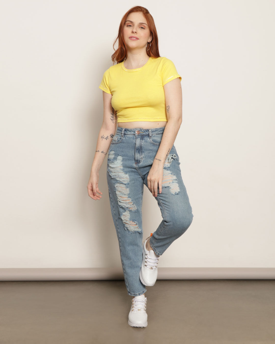 Scarpin Mom Jeans Com Camisa Calça Jeans Feminina Mom Destroyed