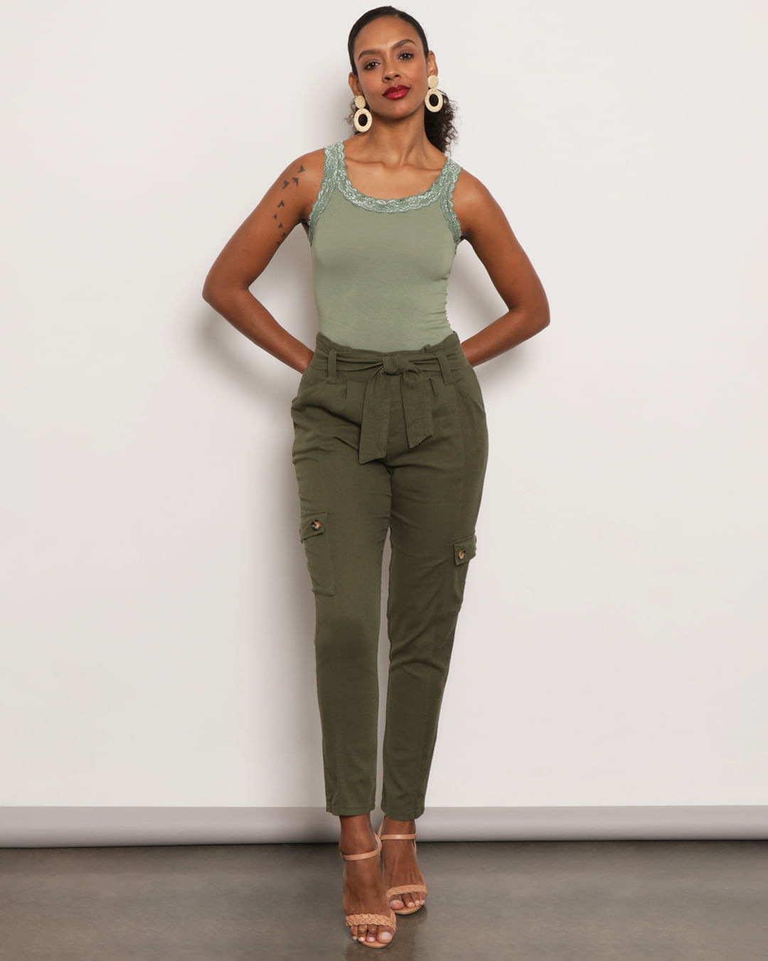 Calça Feminina Berry Viscolinho Com Bolso Cargo Verde Militar