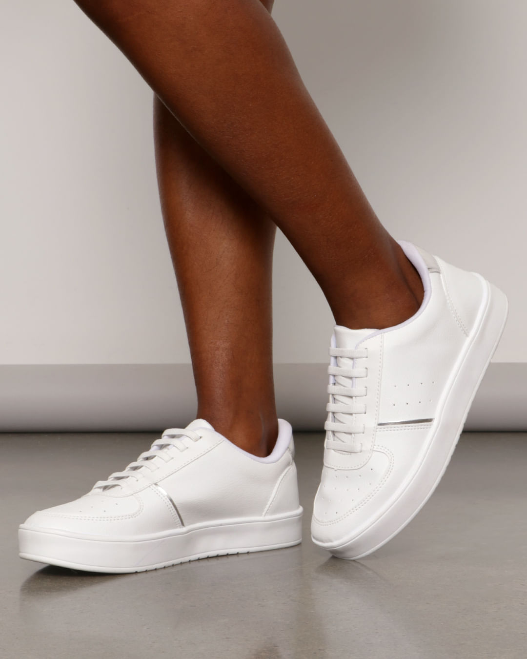 Tênis Feminino Casual Com Cadarço Elástico e Recorte Branco