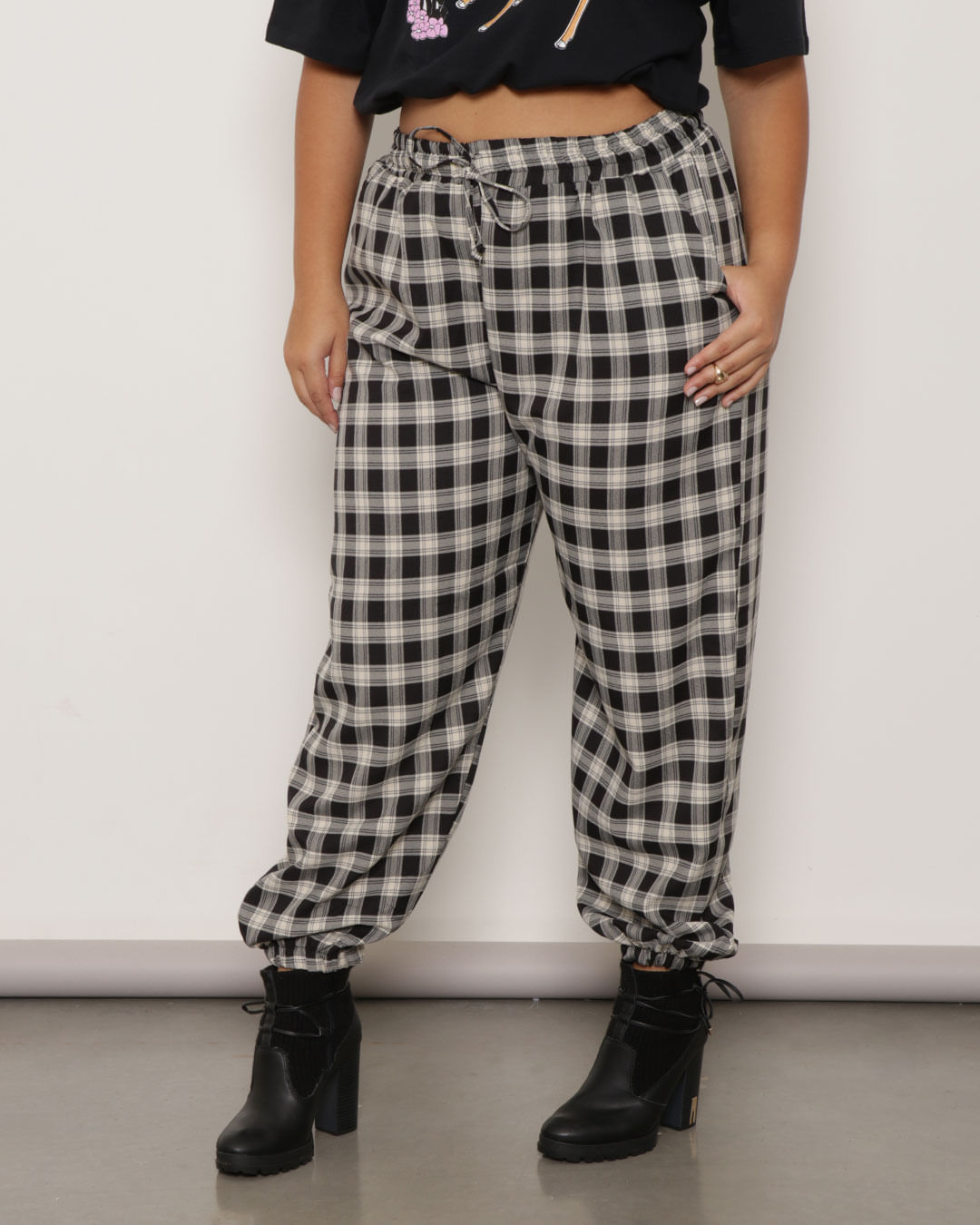 Calça Feminina Plus Size Jogger Estampada Xadrez Preta