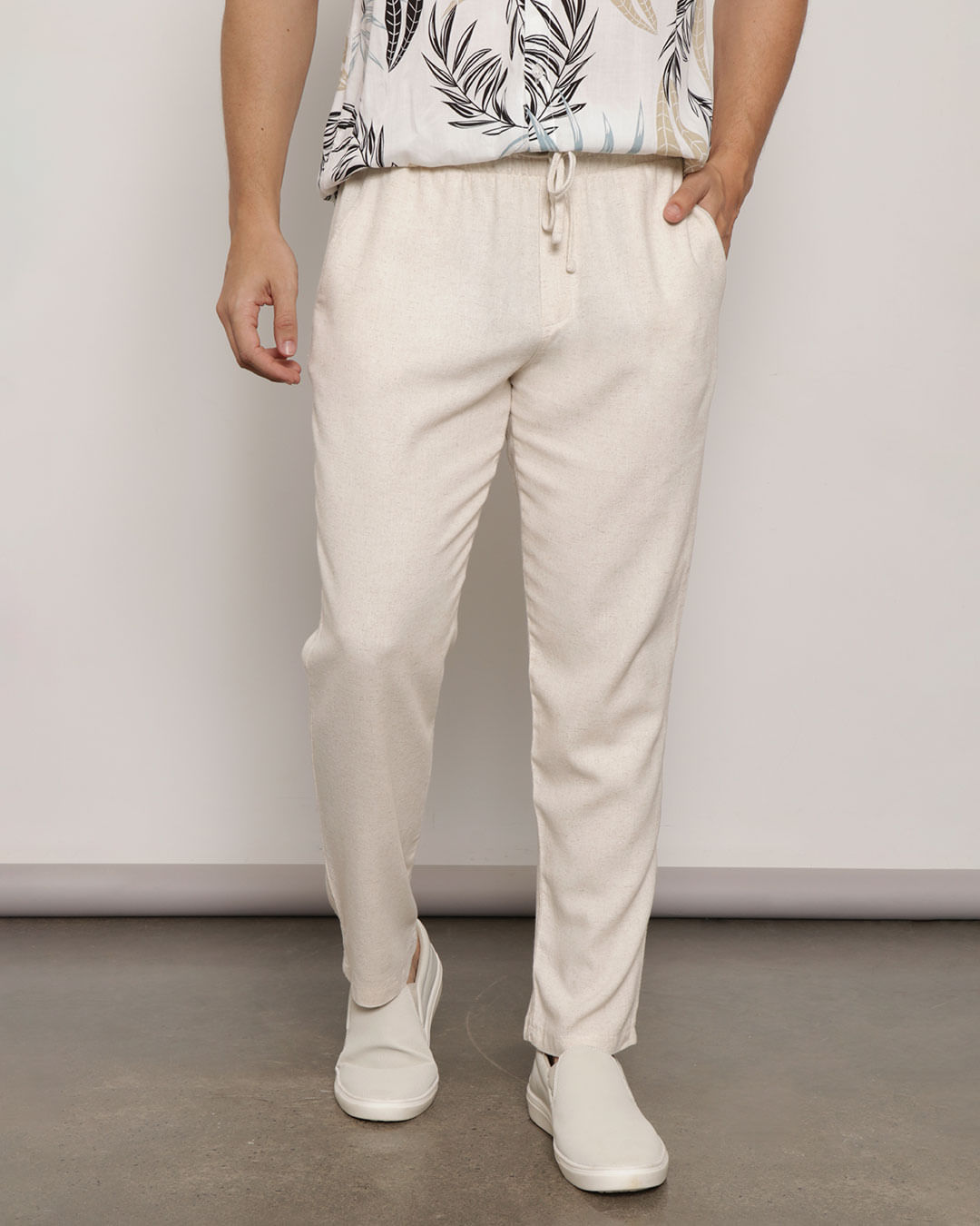 Calça Masculina em Linho Modelagem Reta com Cordão Bege