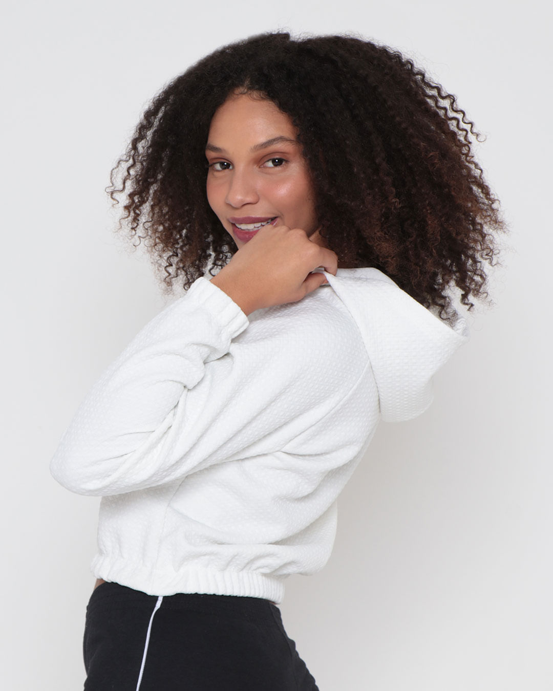 Blusa Cropped Com Capuz Matelassê Trabalhado Off White | Lojas Torra