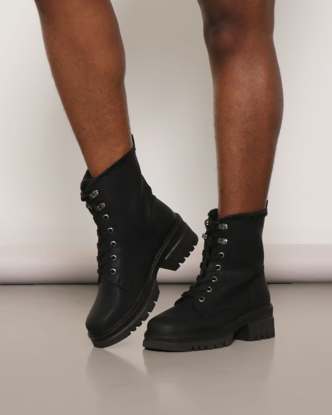 Bota Feminina Coturno Forro Pelinho Mooncity Preta