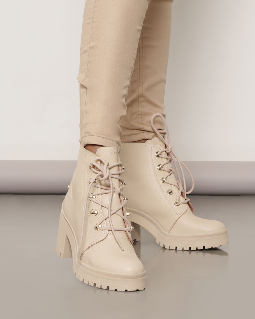 Ramarim Bege Bota Feminina Coturno Cano Curto Tratorado Ramarim