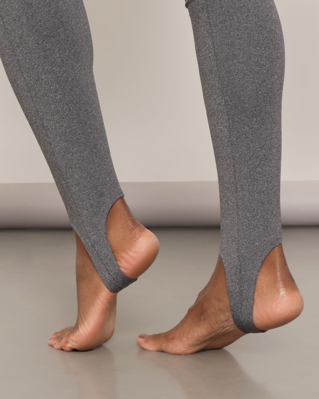 Calça Legging Fitness Feminina Com Pezinhos Cinza