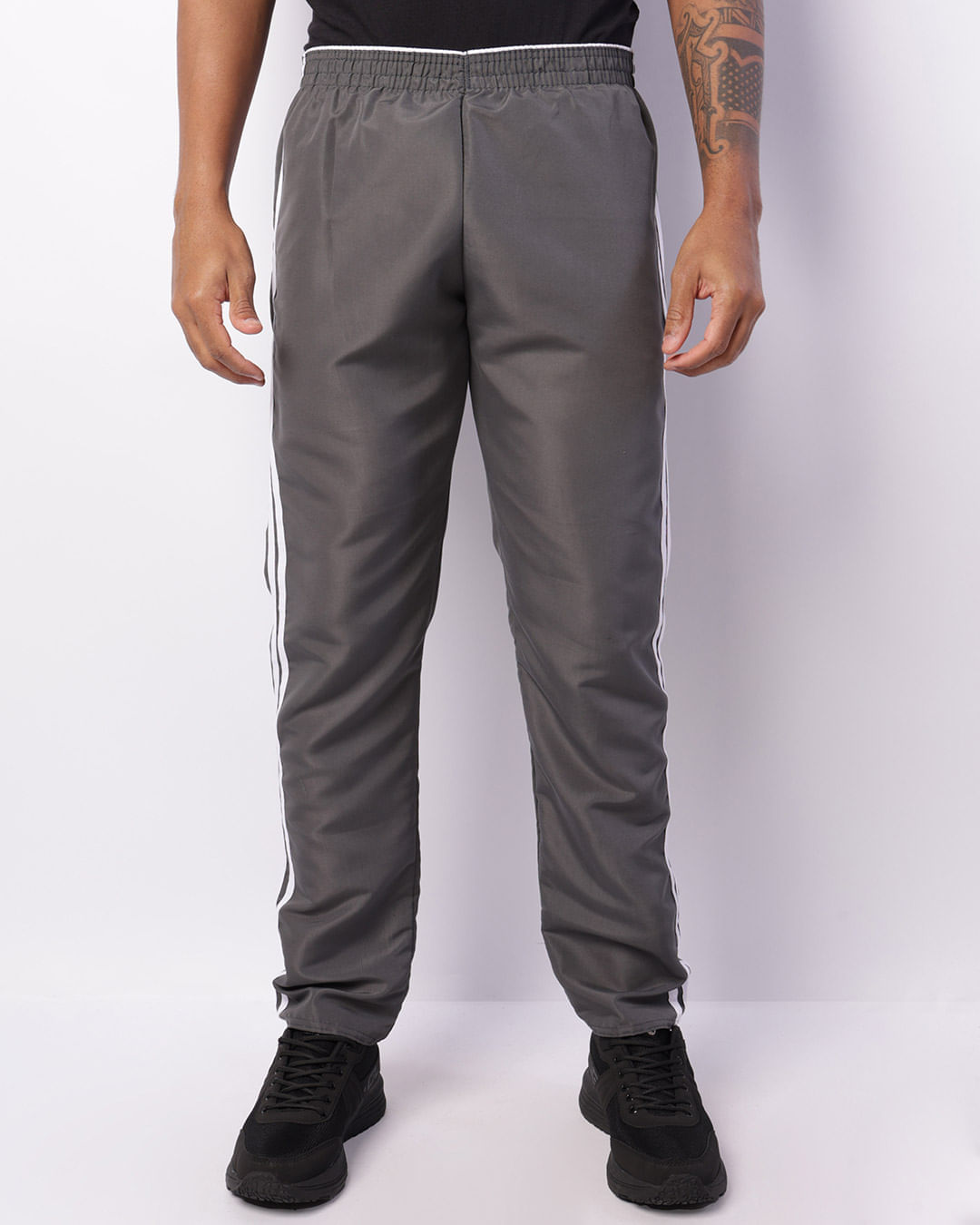 Calça Esportiva Masculina Reta Com Faixas Cinza-1747684767644