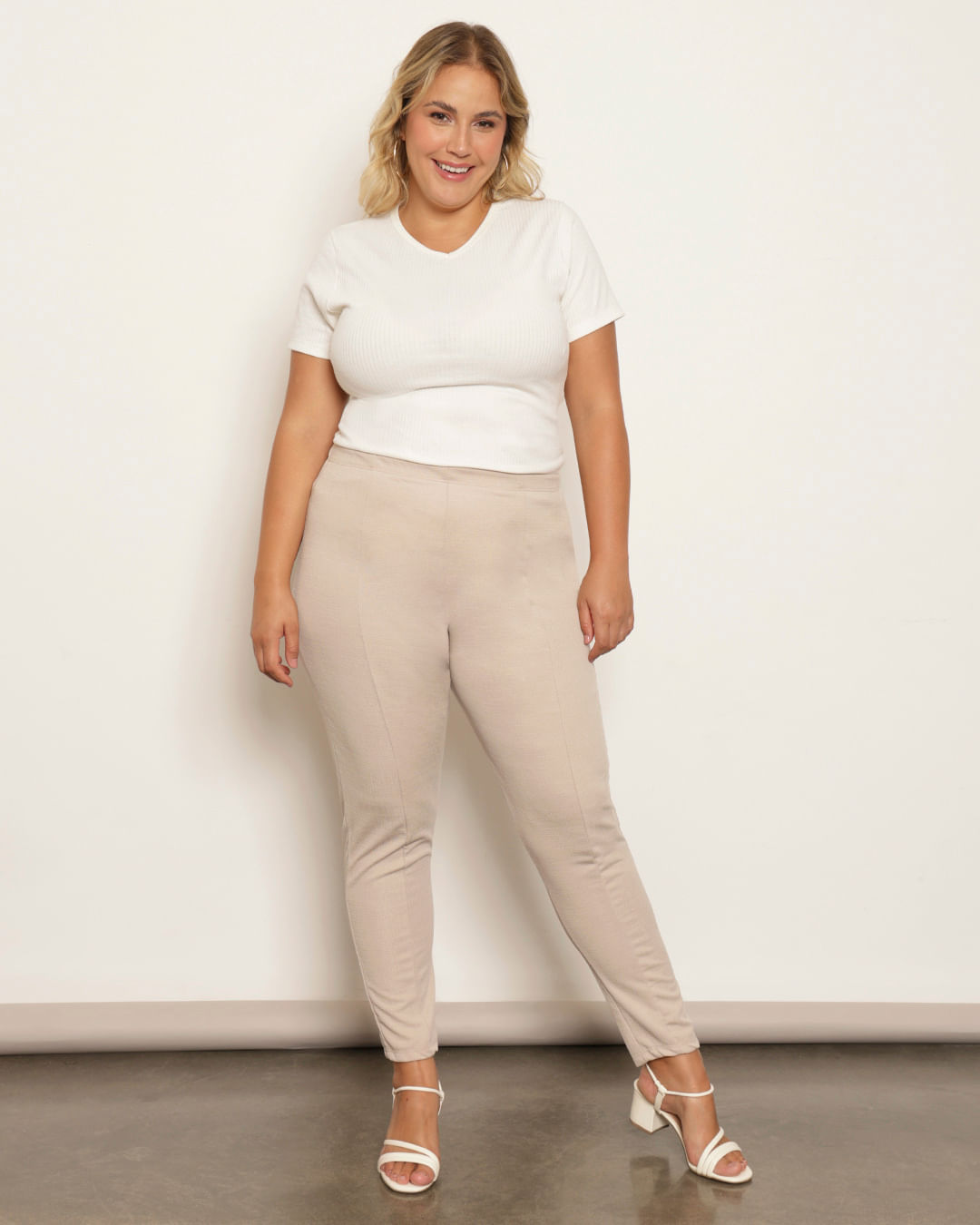 Calça Plus Size Feminina Crepe Slim Bege