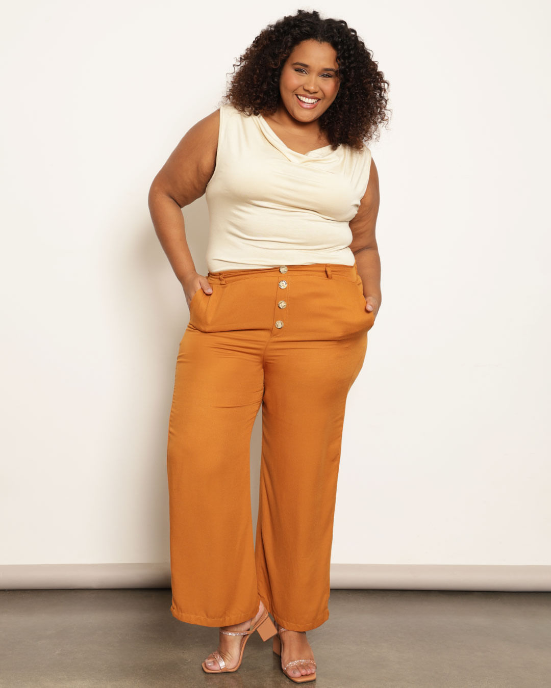 Calça Plus Size Feminina Reta Viscose Com Botões Marrom