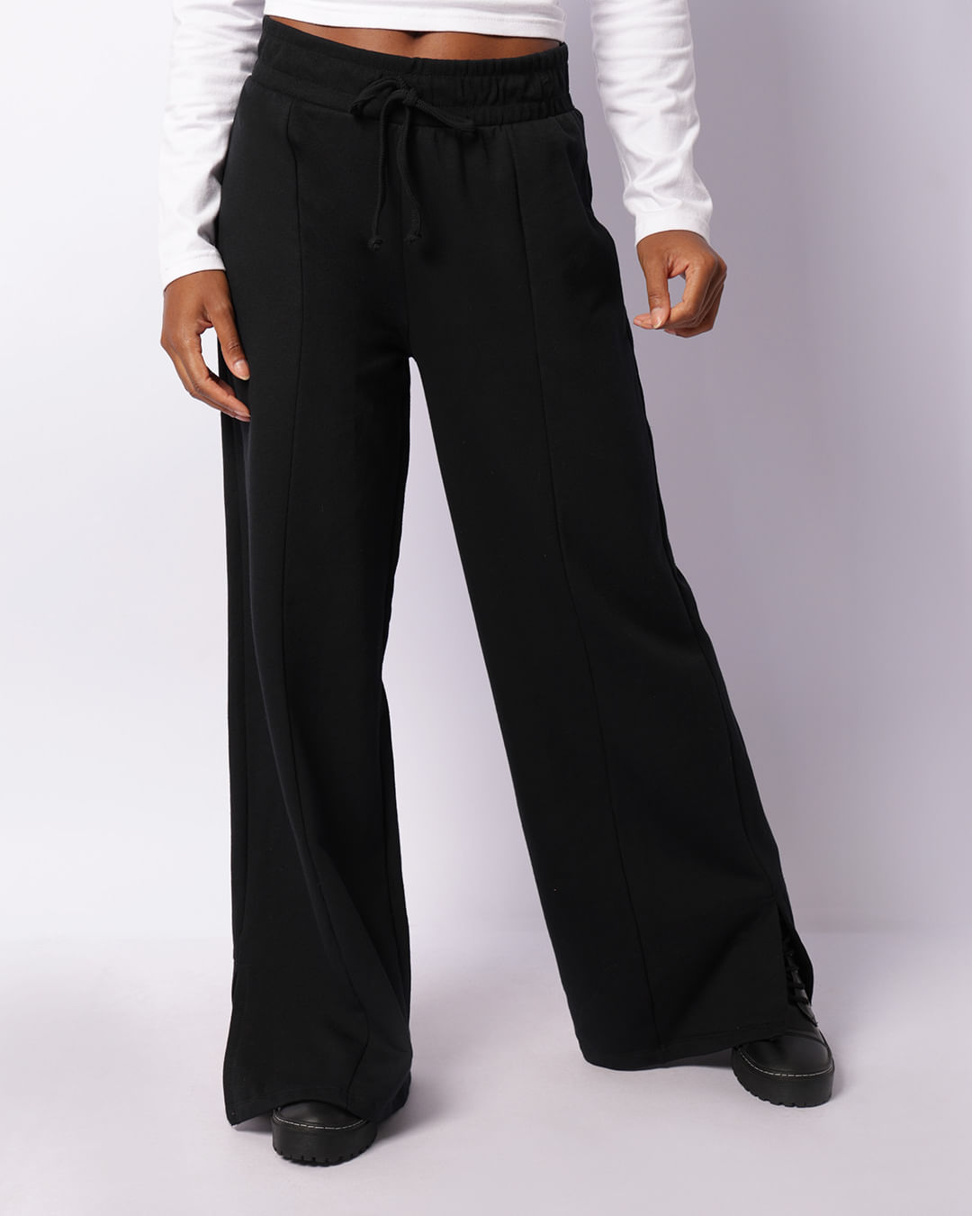 Calça Moletom Feminina Wide Leg Peluciada Com Fenda Preta