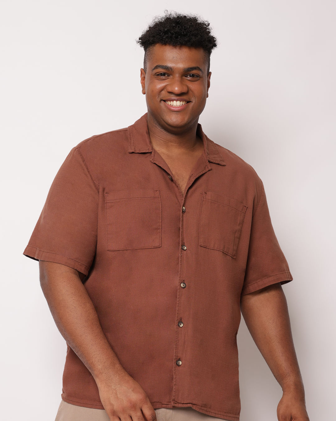 Camisa Sarja Plus Size Masculina com Bolsos Manga Curta Marrom