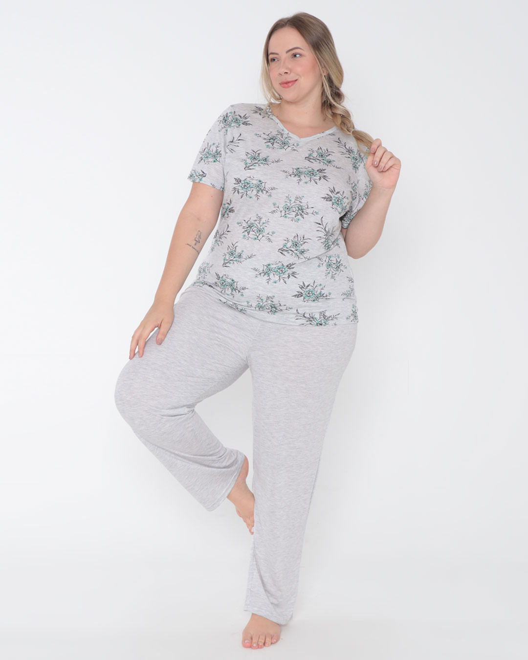 Pijama Feminino Plus Size Longo Decote V Floral  Cinza Claro