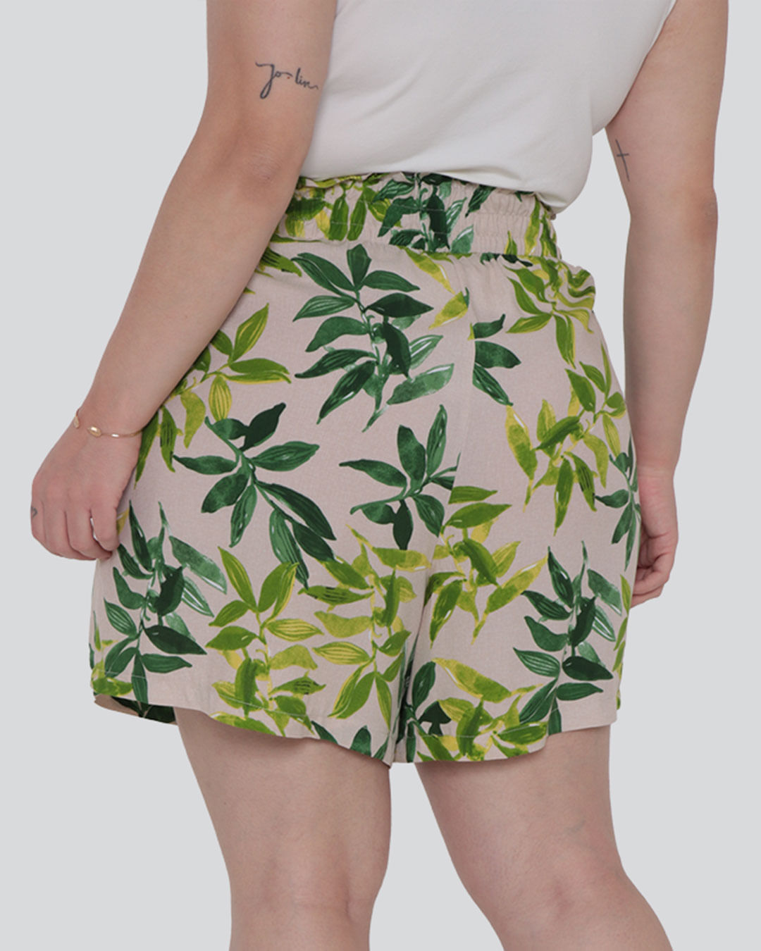 Short plus size feminino de folhagens bege