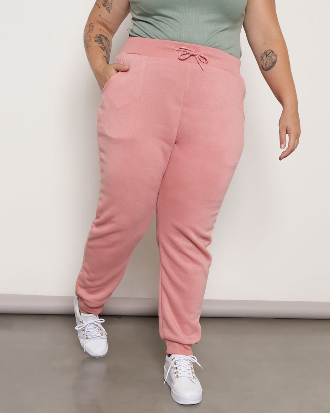 Calça Feminina Jogger Plus Size em Moletom Peluciada Bolsos Laterais -  Serena
