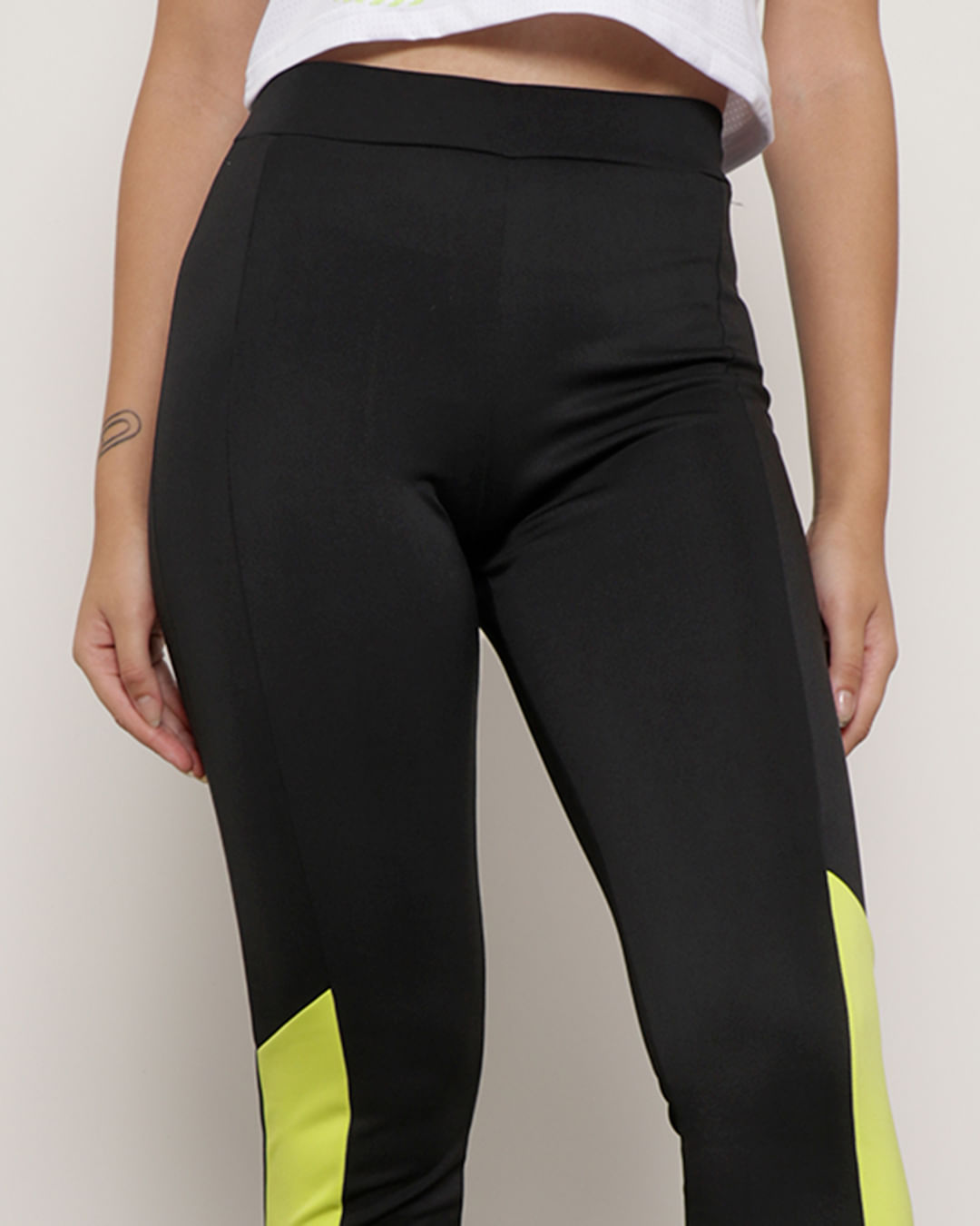 Calça Legging Fitness Feminina Com Recortes Preta