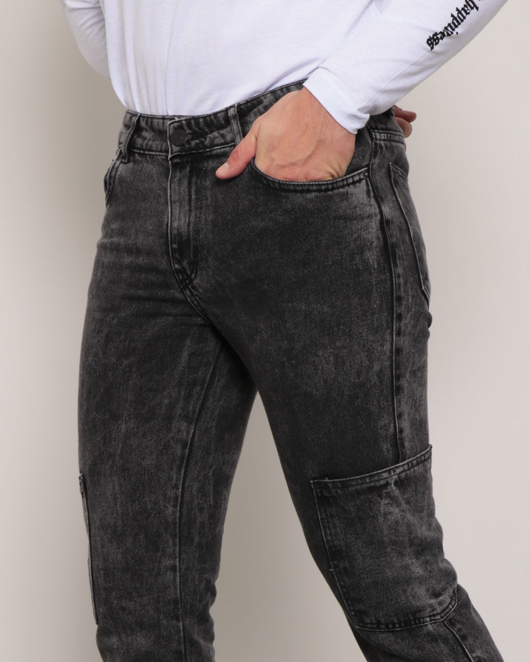 Homens Jeans cargo Lado do bolso da aba  Homens de jeans, Roupas  masculinas na moda, Calça jeans preta masculina