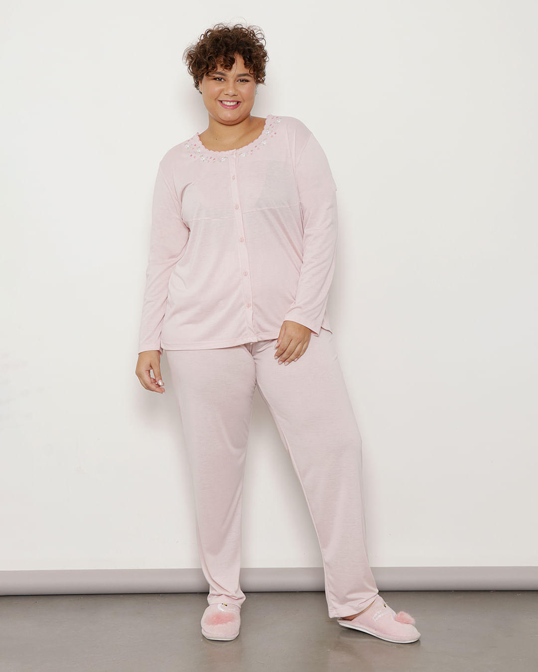 Pijama Plus Size Feminino Manga Longa Com Botões e Bordado Rosa