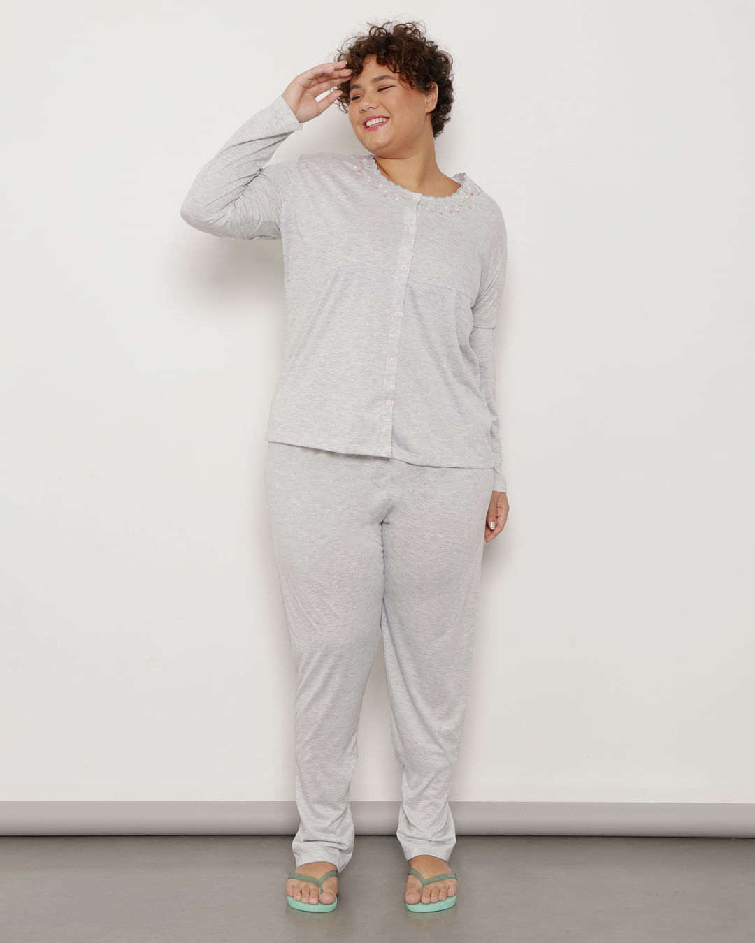 Pijama Plus Size Feminino Manga Longa Com Botões e Bordado Cinza