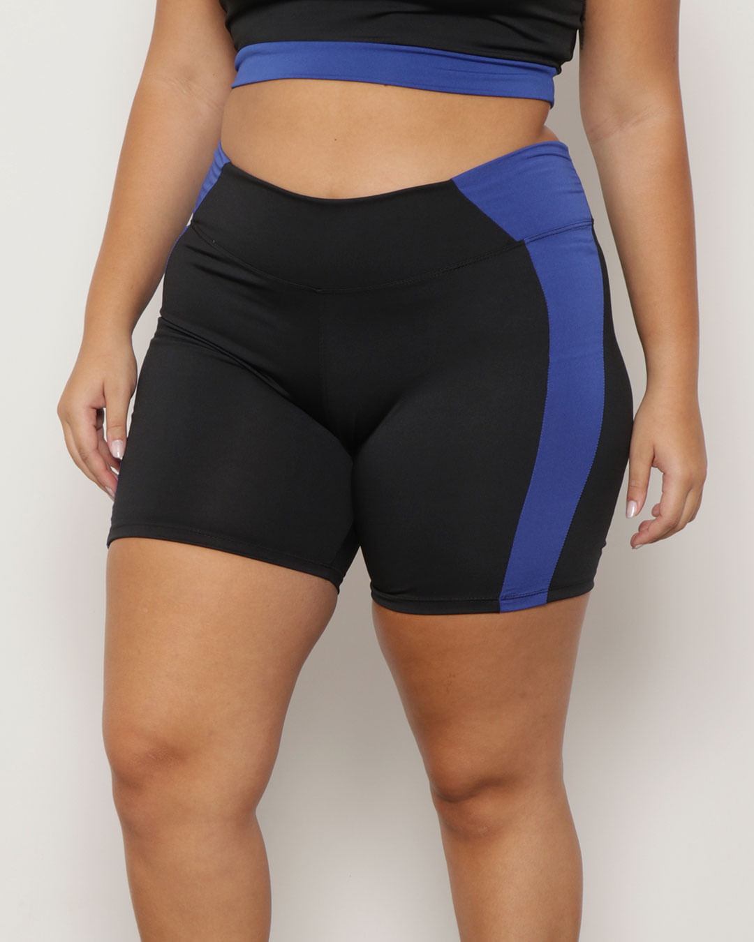 Short Plus Size Fitness Com Recortes Laterais Preto