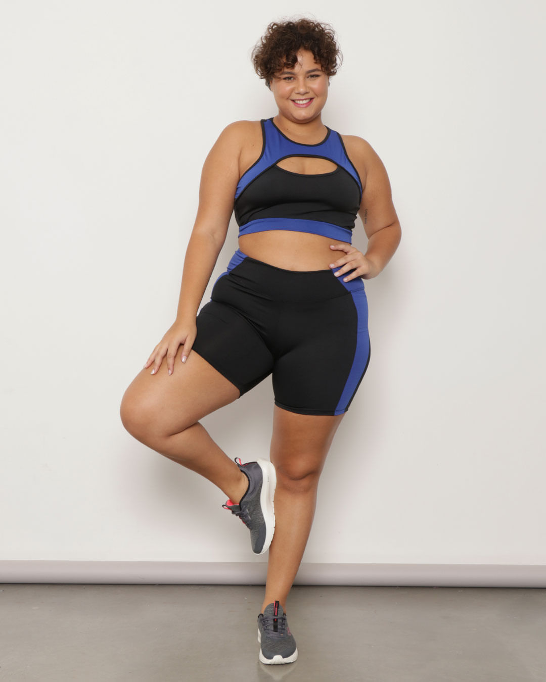 Short Plus Size Fitness Com Recortes Laterais Preto