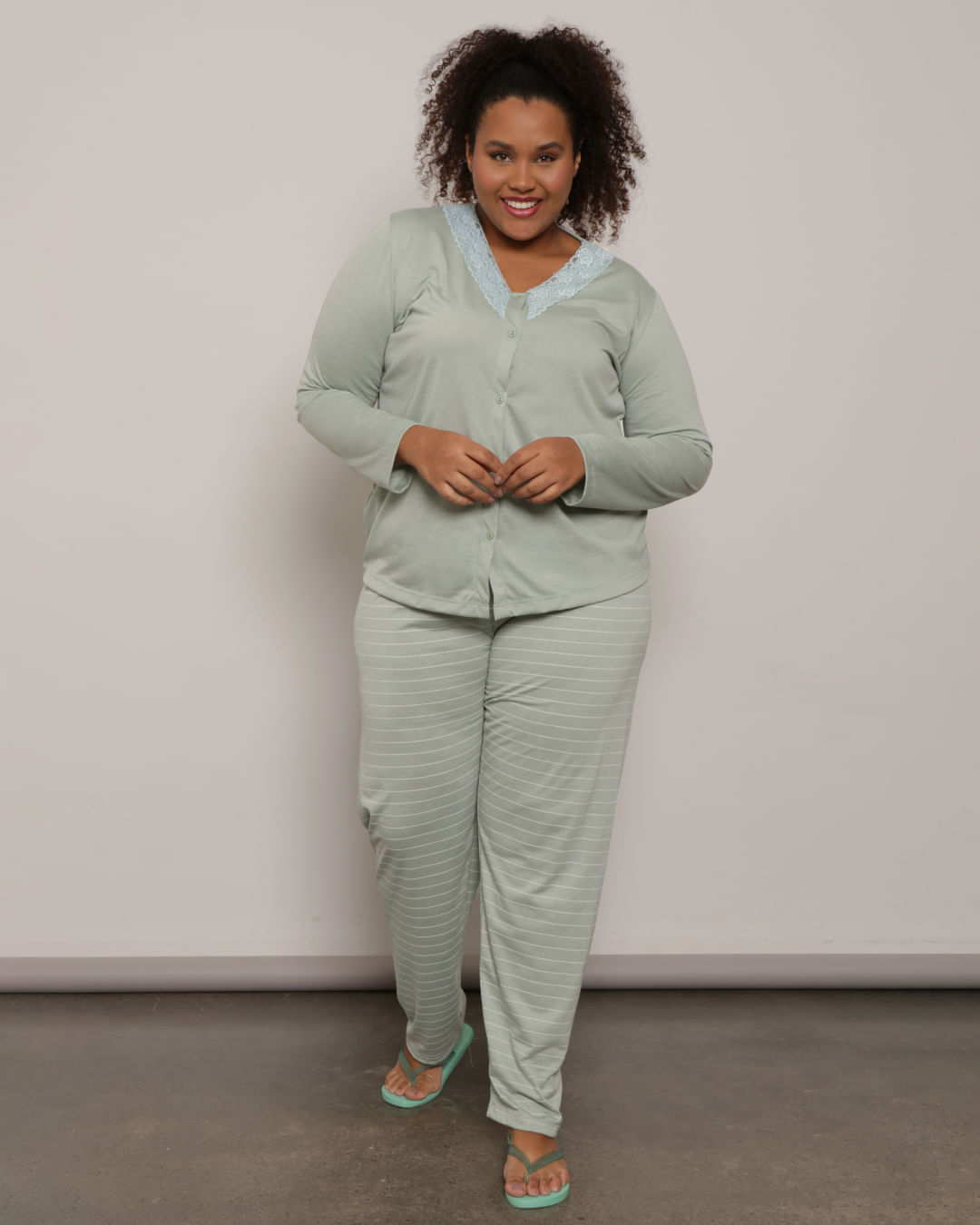 Pijama Plus Size Feminino Longo Com Renda e Botões Verde