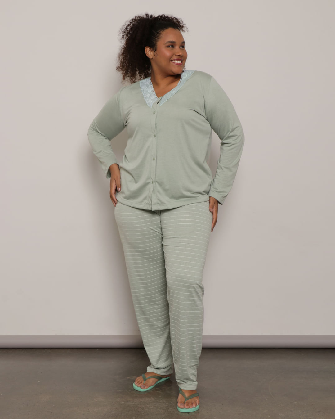 Pijama Plus Size Feminino Longo Com Renda e Botões Verde