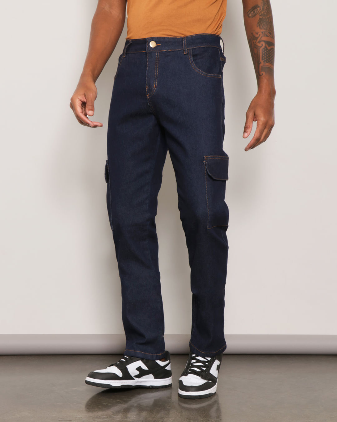 Calça jeans masculina reta, composta por bolsos frontais, bolso